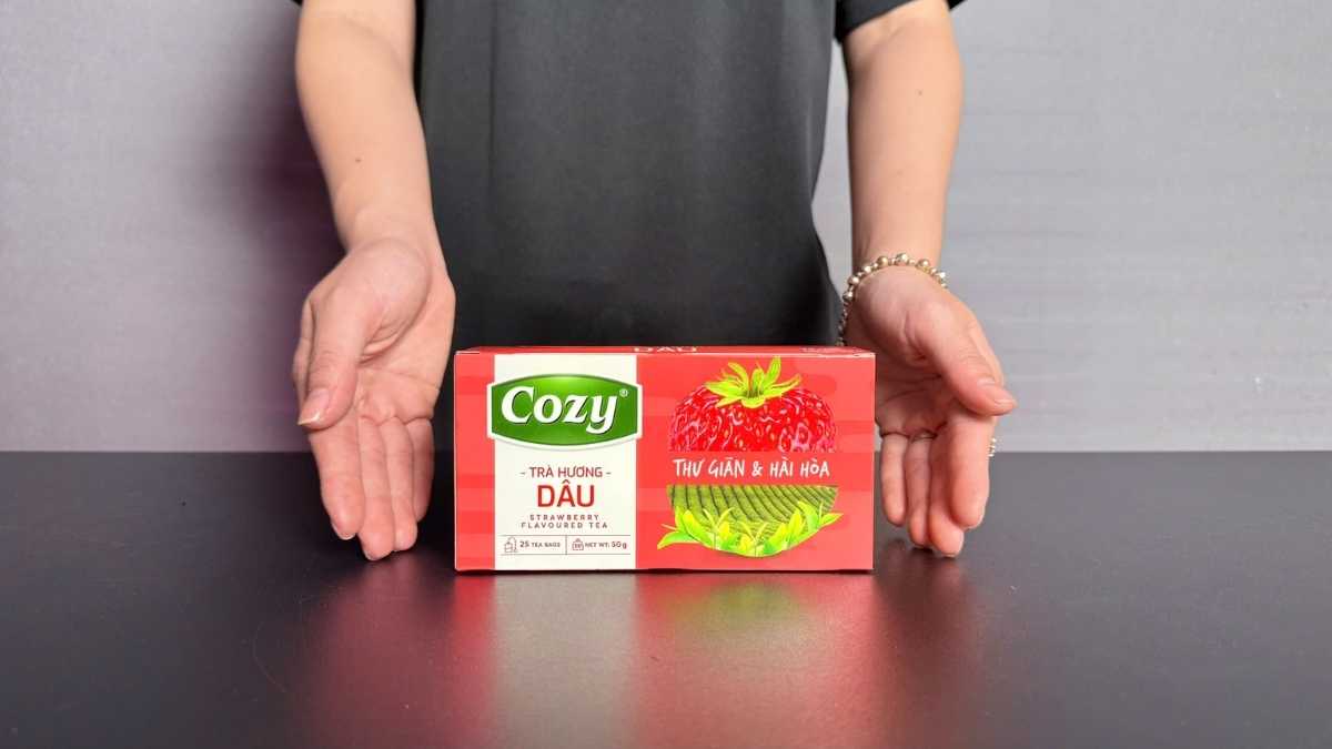 Barista Lyon Coffee pha Trà Dâu Cam Sả Cozy trong ly nhựa take-away