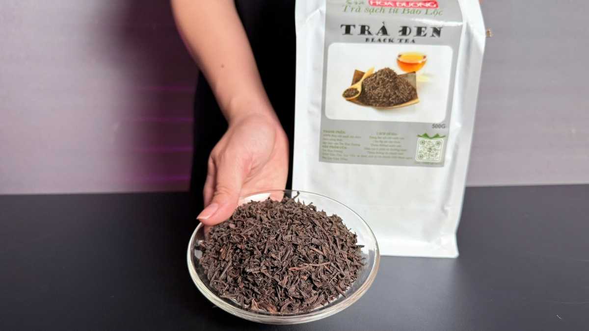 Hai ly trà: một ly trà đen Hoa Dương, một ly trà nhạt hơn để so sánh màu