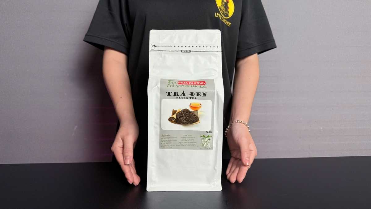 Bao bì Trà Hoa Dương cùng tem chứng nhận VSATTP và địa chỉ Bảo Lộc