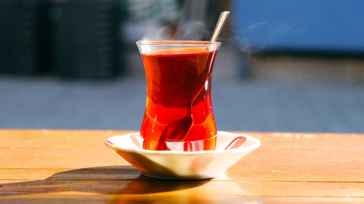 Barista Lyon Coffee pha trà sữa bằng hồng trà Hoa Dương tại quầy bar