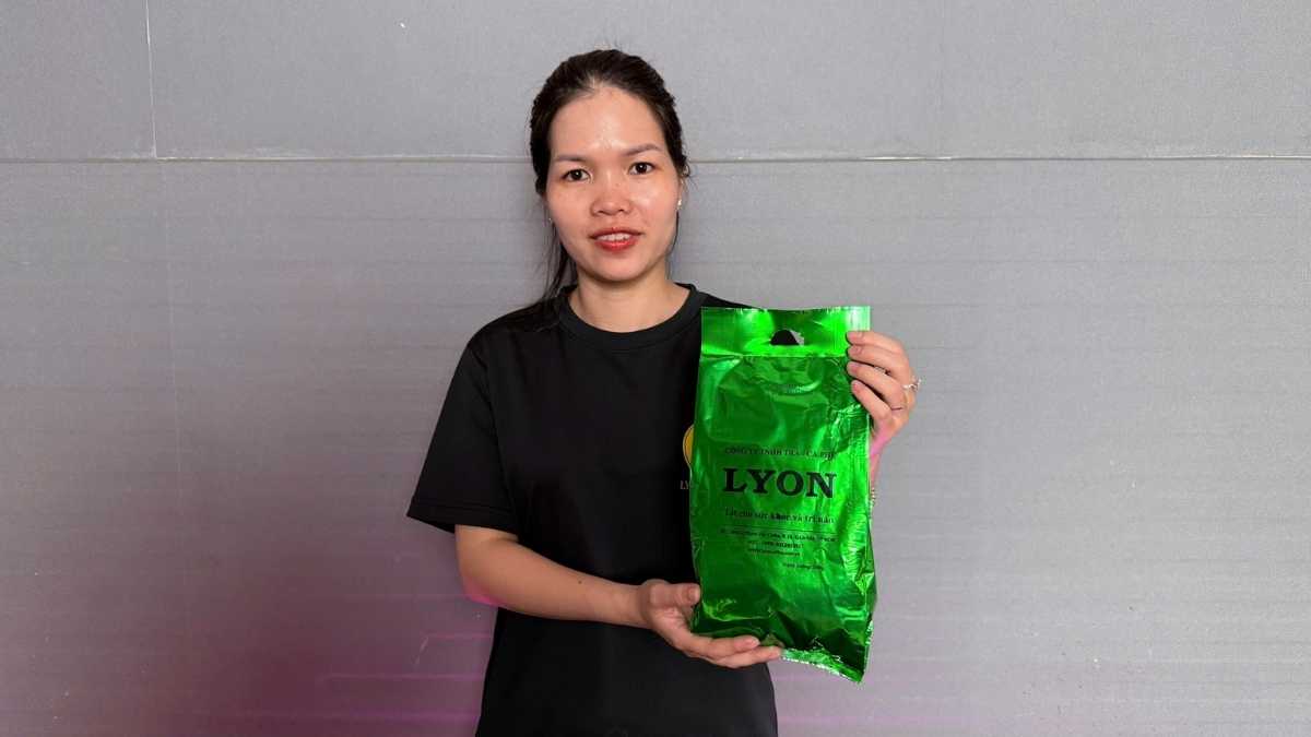 Bịch Trà Lá Dứa 300g đặt trên bàn gỗ cùng ly trà lá dứa vàng nhạt tỏa khói nhẹ