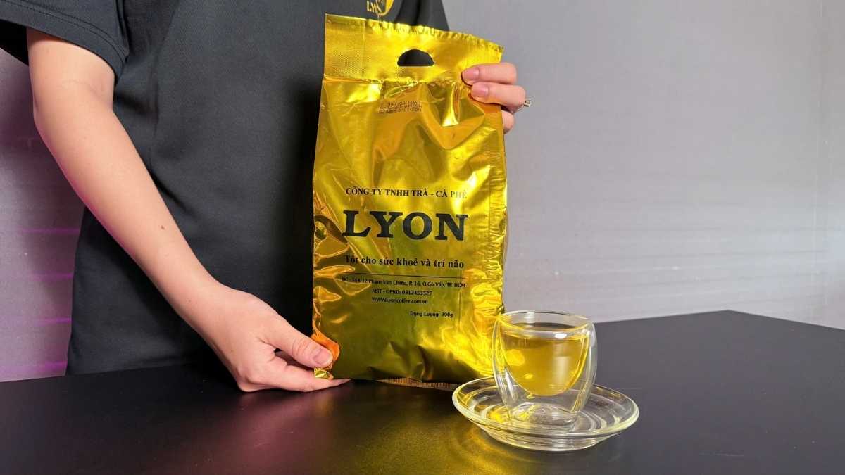 Nhân viên quán cà phê rót ly trà lài đá cho khách trong giờ trưa