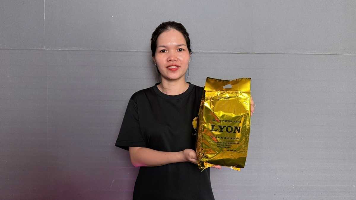 Bịch Trà Lài Lyon Coffee 300g đặt cạnh tách trà vàng nhạt và cánh hoa lài khô