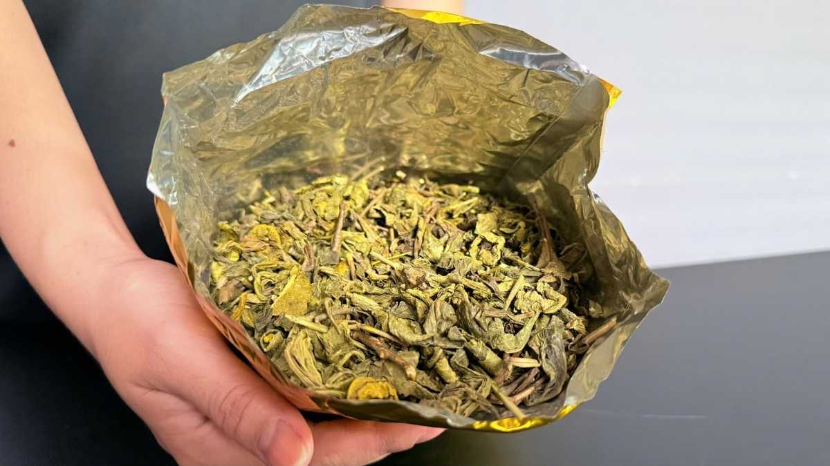 Bao bì Trà Lài Lyon Coffee in rõ logo thương hiệu và hướng dẫn pha chế