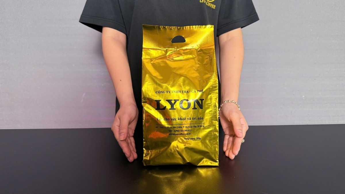 Tách trà lài nóng và ly trà đá mát lạnh đặt cạnh ấm trà thủy tinh