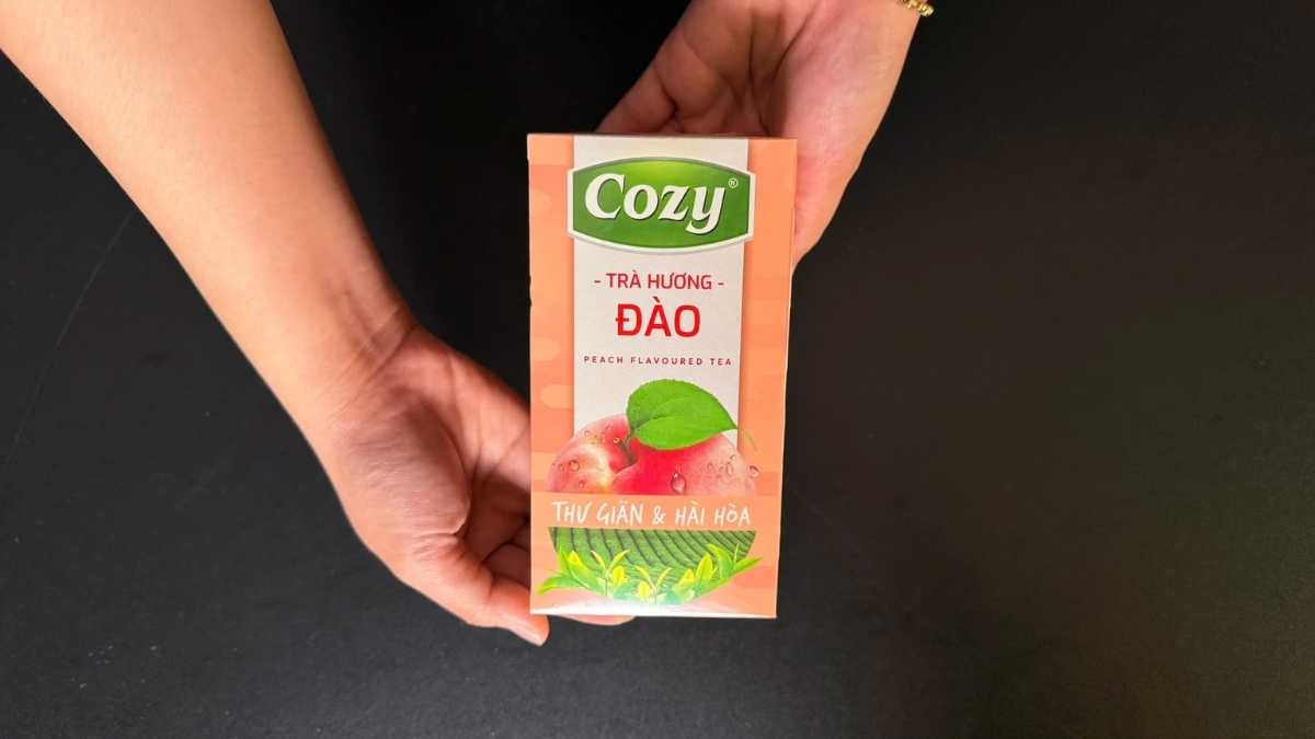So sánh Trà Cozy hương đào với trà lá ủ thủ công về độ đậm vị và hương thơm.