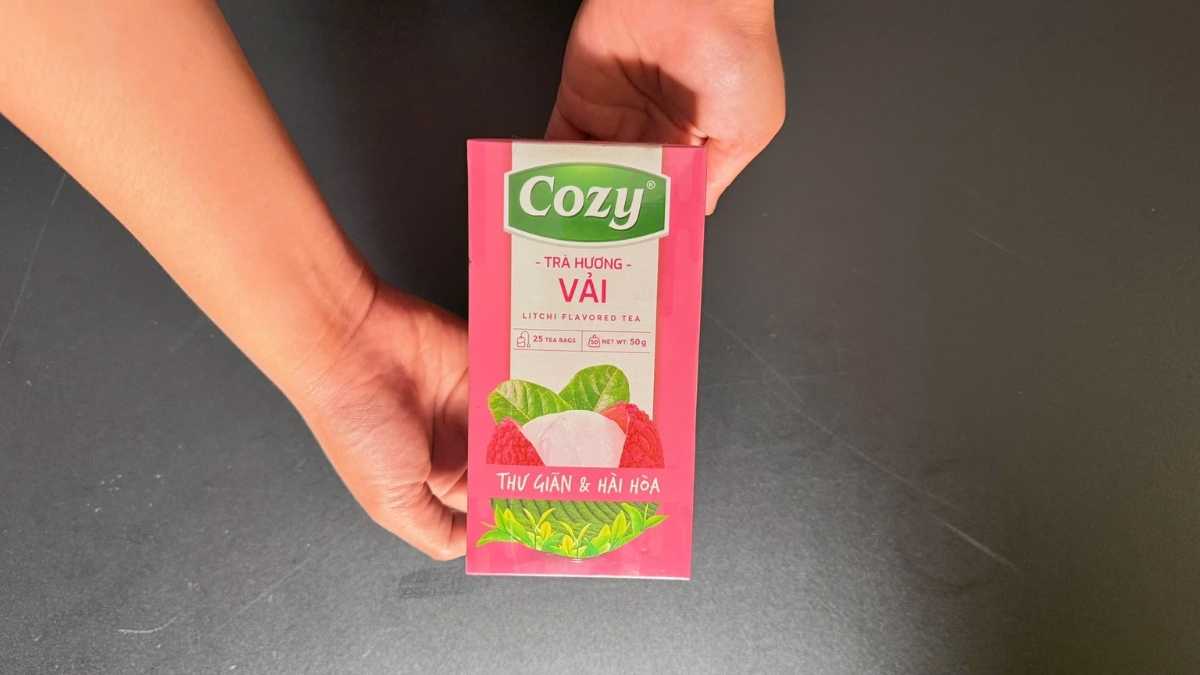 Trà Cozy hương vải 50g hộp 25 túi lọc, đóng gói kín khí giữ hương lâu.