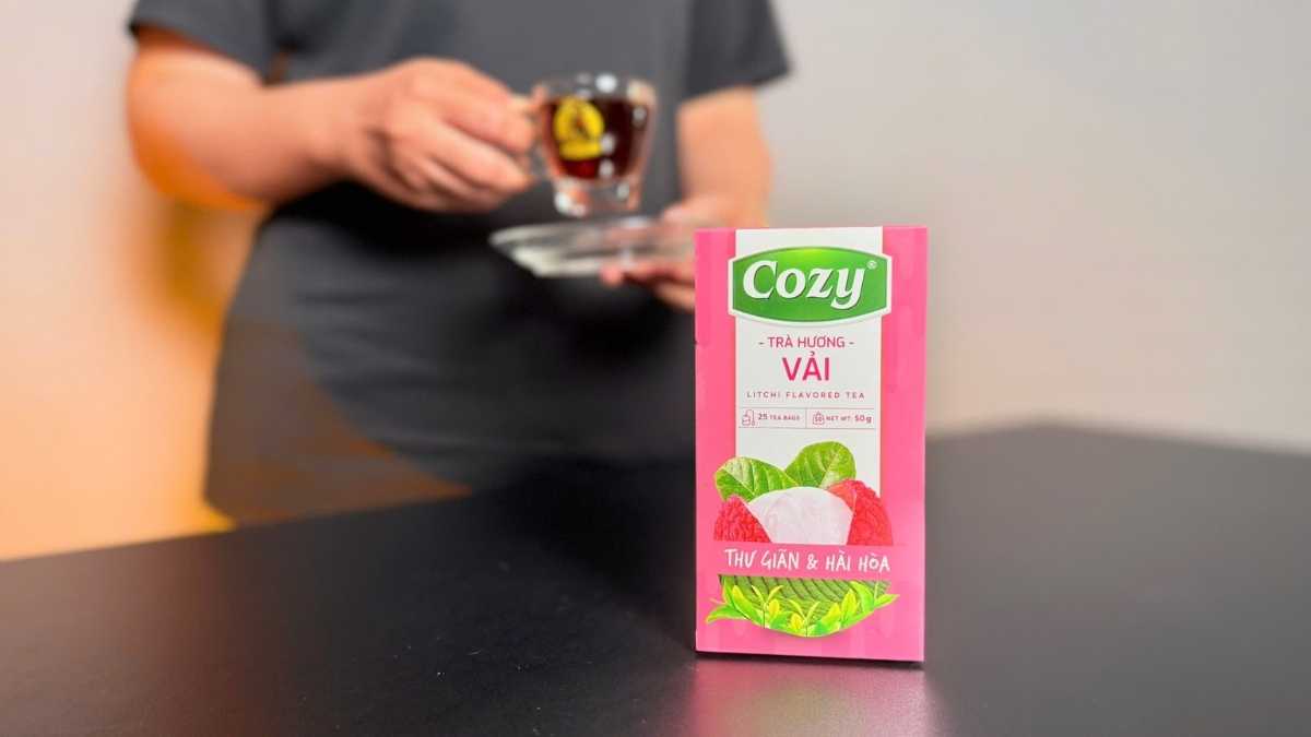 Barista Lyon Coffee sử dụng Trà Cozy hương vải trong menu trà trái cây.