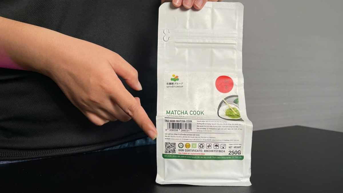 Logo Satoen Japan và túi Matcha Cook cạnh tách trà Nhật