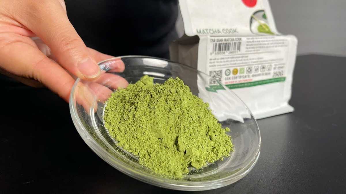 Ly matcha latte nóng và bánh cookies phủ bột matcha Cook Satoen trên nền sáng