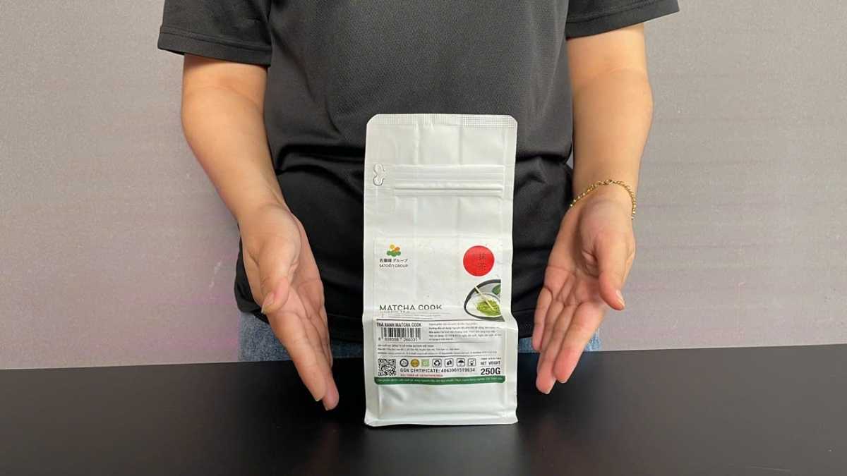 Đầu bếp dùng Matcha Cook Satoen làm bánh cheesecake matcha