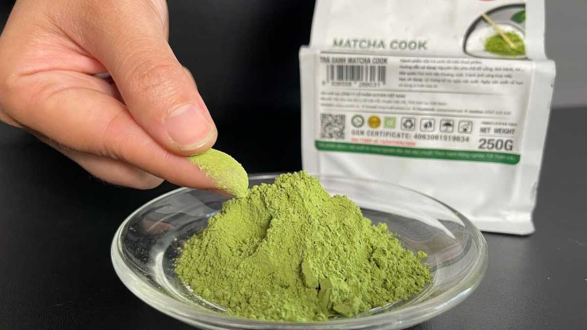 Cận cảnh bột matcha Satoen xanh ngọc mịn trong chén gốm Nhật