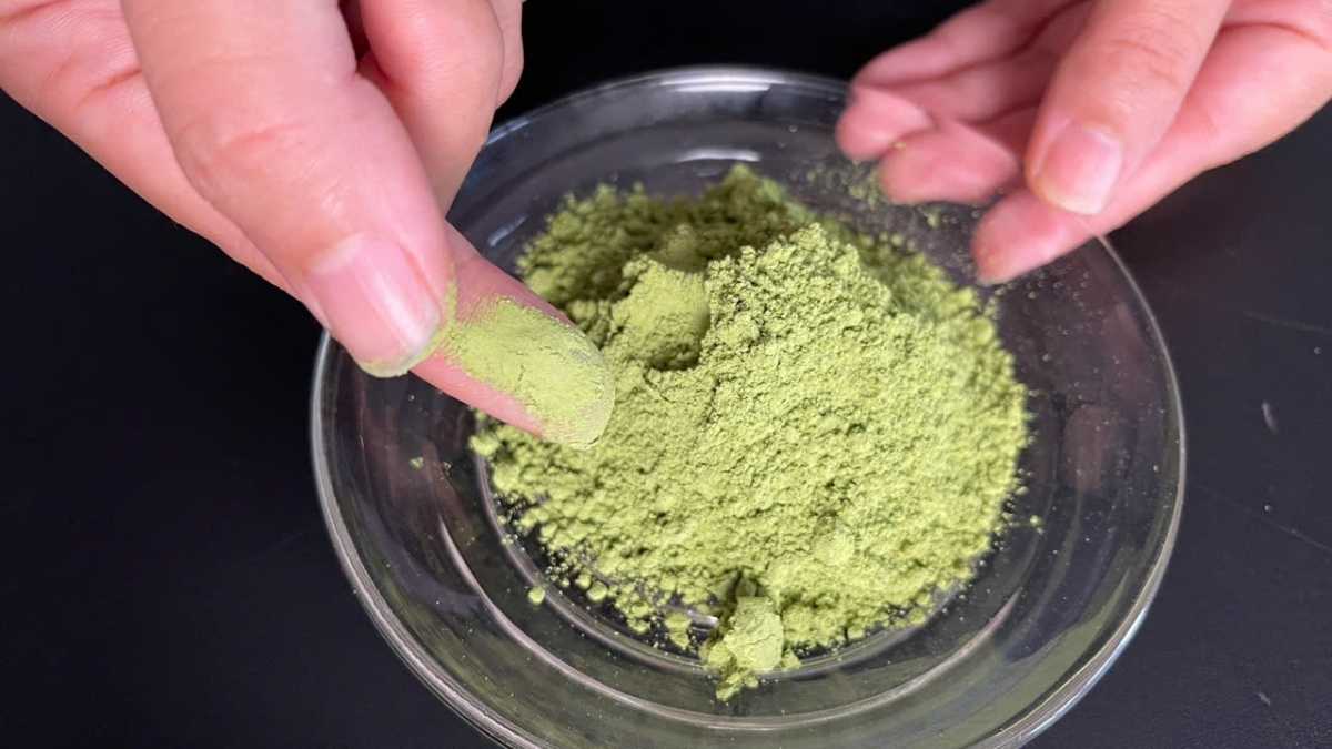 Bột matcha Hương Nhài Satoen mịn màu xanh ngọc, bông hoa nhài trang trí