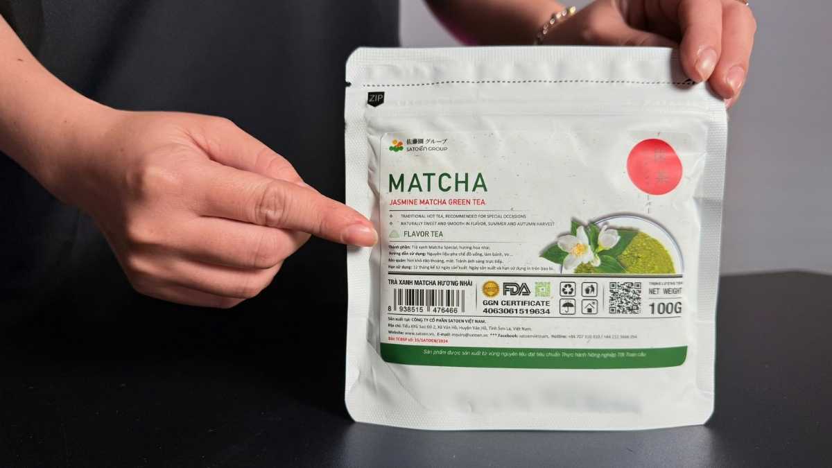 Barista Lyon Coffee pha sản phẩm trong quán cà phê