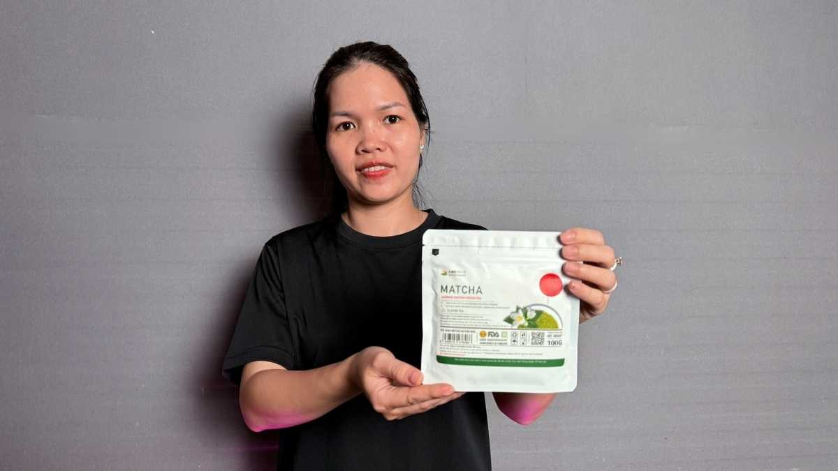 Gói Trà Xanh Matcha Hương Nhài Satoen 100g, nền trắng, điểm hoa nhài tươi