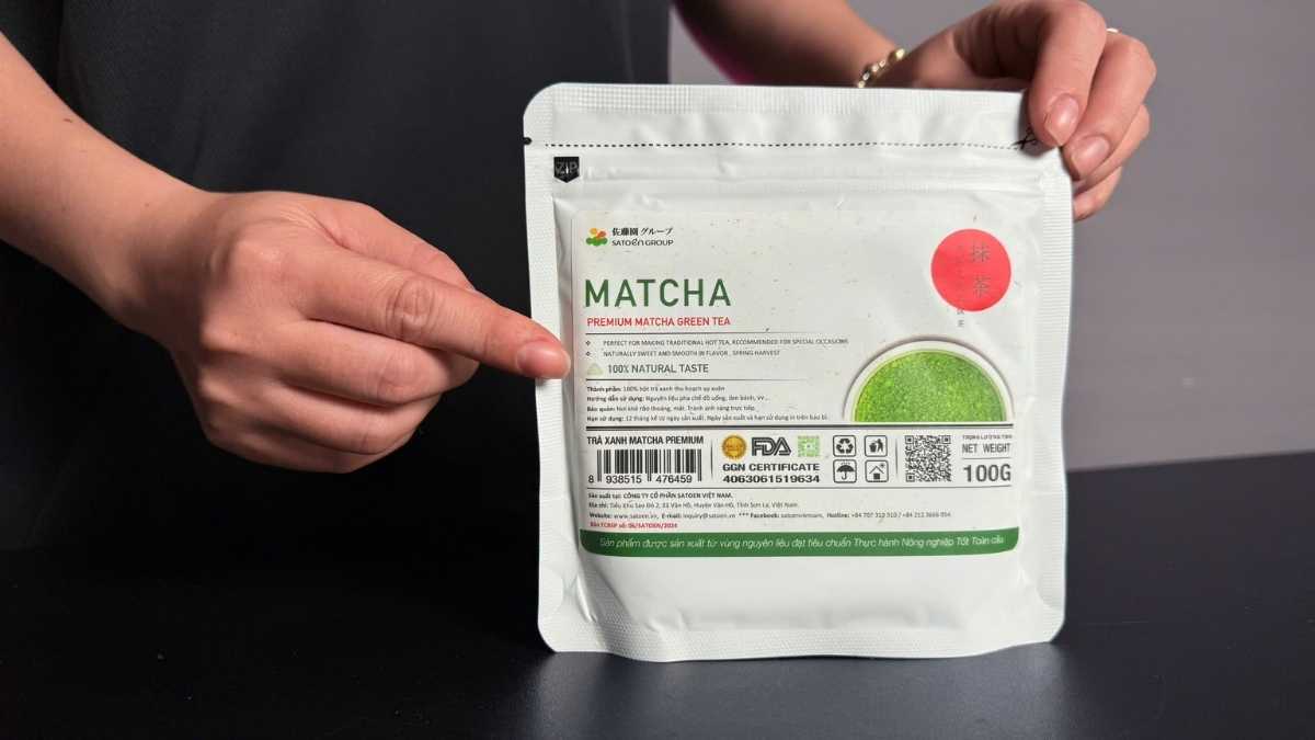 Barista Lyon Coffee pha Matcha Premium latte với lớp foam bền mịn