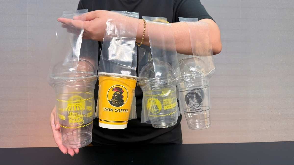 Túi chữ T trong suốt đựng ly cà phê mang đi an toàn tiện lợi.