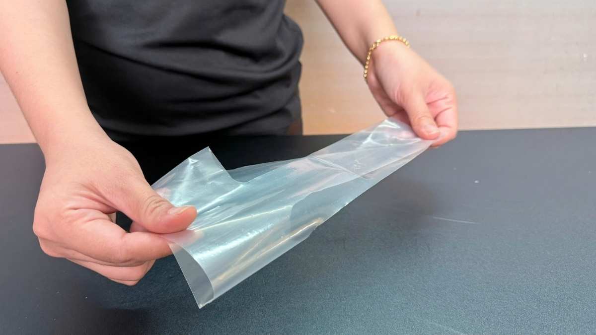 Túi chữ T trong suốt giúp ly cà phê trông sang trọng hơn.