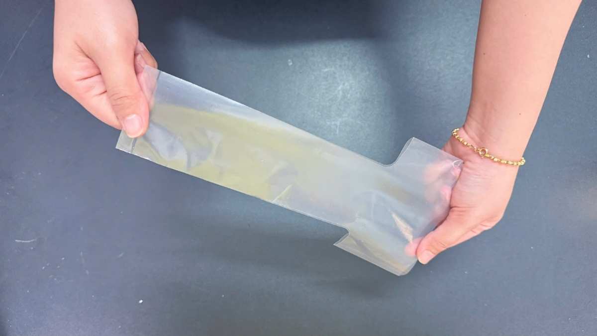 So sánh túi chữ T và túi nilon thường trong quán cà phê.