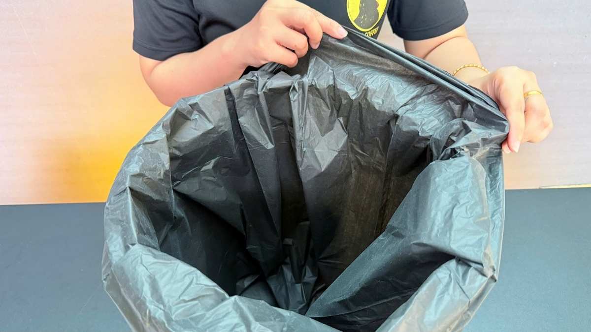 Túi đựng rác đen 55x65cm vừa thùng rác nhỏ trong quán cà phê.