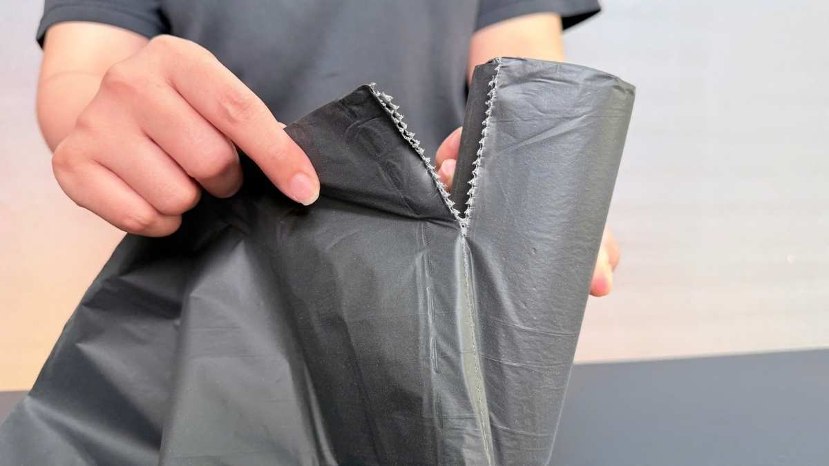 Túi đựng rác màu đen 55x65cm, đóng gói 3 cuộn/kg tiện lợi.