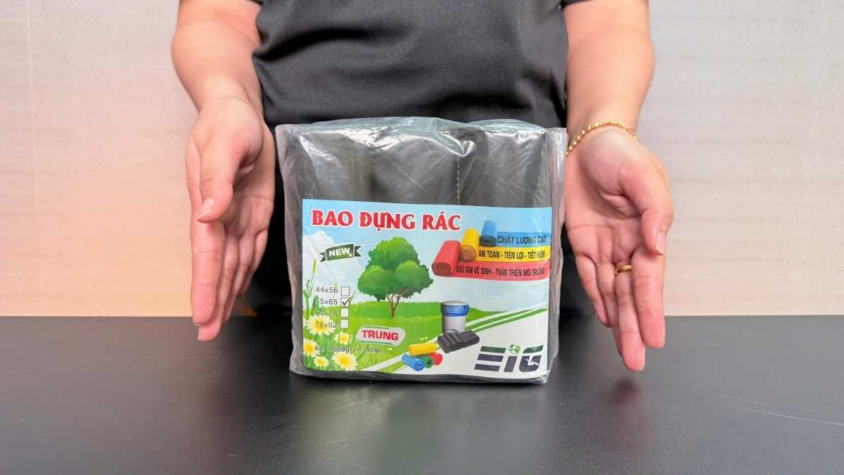 Cuộn túi đựng rác loại trung 55x65cm màu đen, dùng cho quán cà phê.