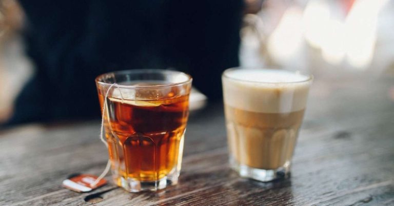 Trà và cà phê cùng uống có bất lợi