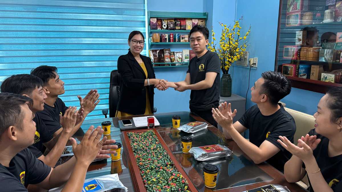 Nhân viên Lyon Coffee cam kết chính sách ưu đãi khi mua cà phê