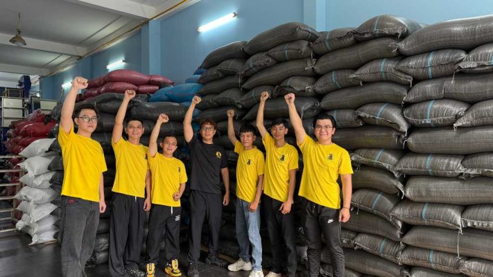 Nhân viên Lyon Coffee cam kết chính sách ưu đãi khi mua cà phê