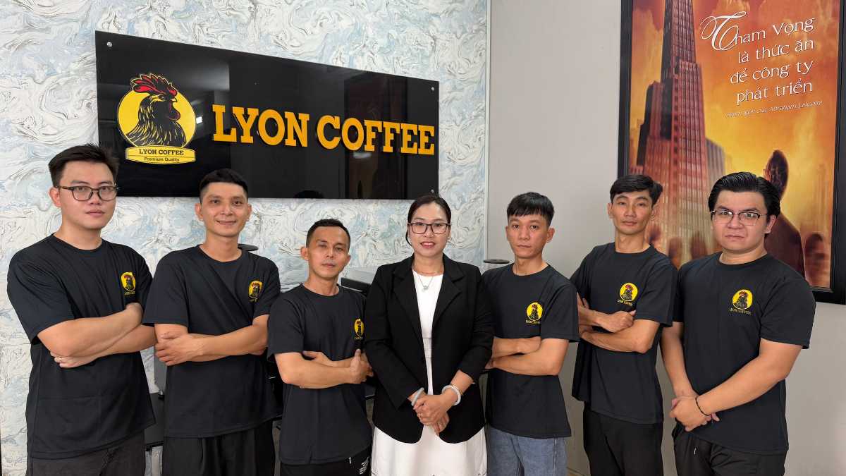Hình ảnh tập thể Lyon Coffee thể hiện tinh thần gắn kết và hỗ trợ khách hàng