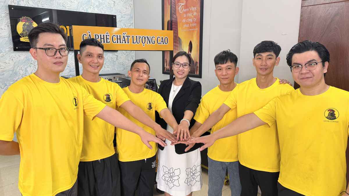 Hình ảnh tập thể Lyon Coffee thể hiện tinh thần gắn kết và hỗ trợ khách hàng