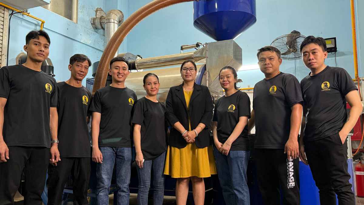 Nhân viên Lyon Coffee cam kết chính sách ưu đãi khi mua cà phê