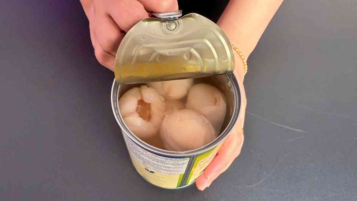 Barista kiểm tra trái Vải Ngâm Hosen 565g nguyên vẹn trắng ngà và mọng nước