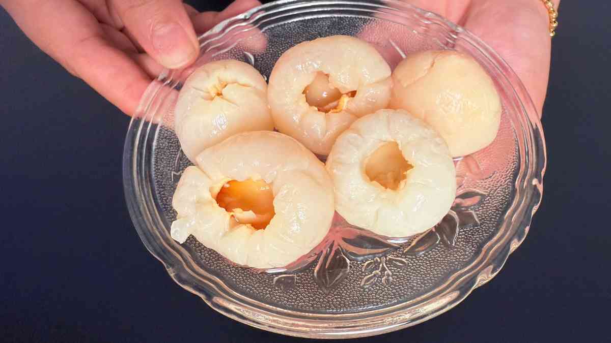 Kiểm tra màu trắng ngà và độ mọng của trái vải Hosen khi dùng làm topping