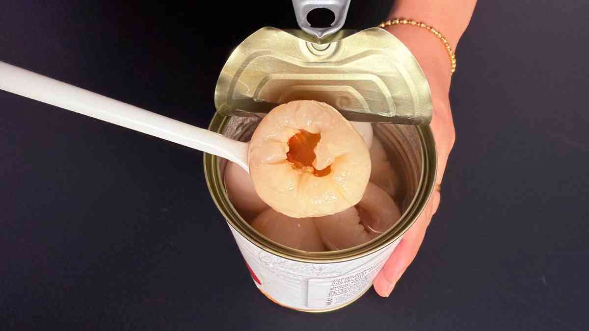 Kiểm tra màu và độ mọng của trái vải ngâm khi dùng làm topping đồ uống