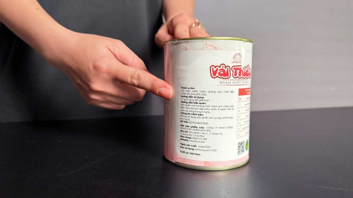 Cận cảnh miếng vải ngâm trong nước đường ánh vàng nhẹ tự nhiên