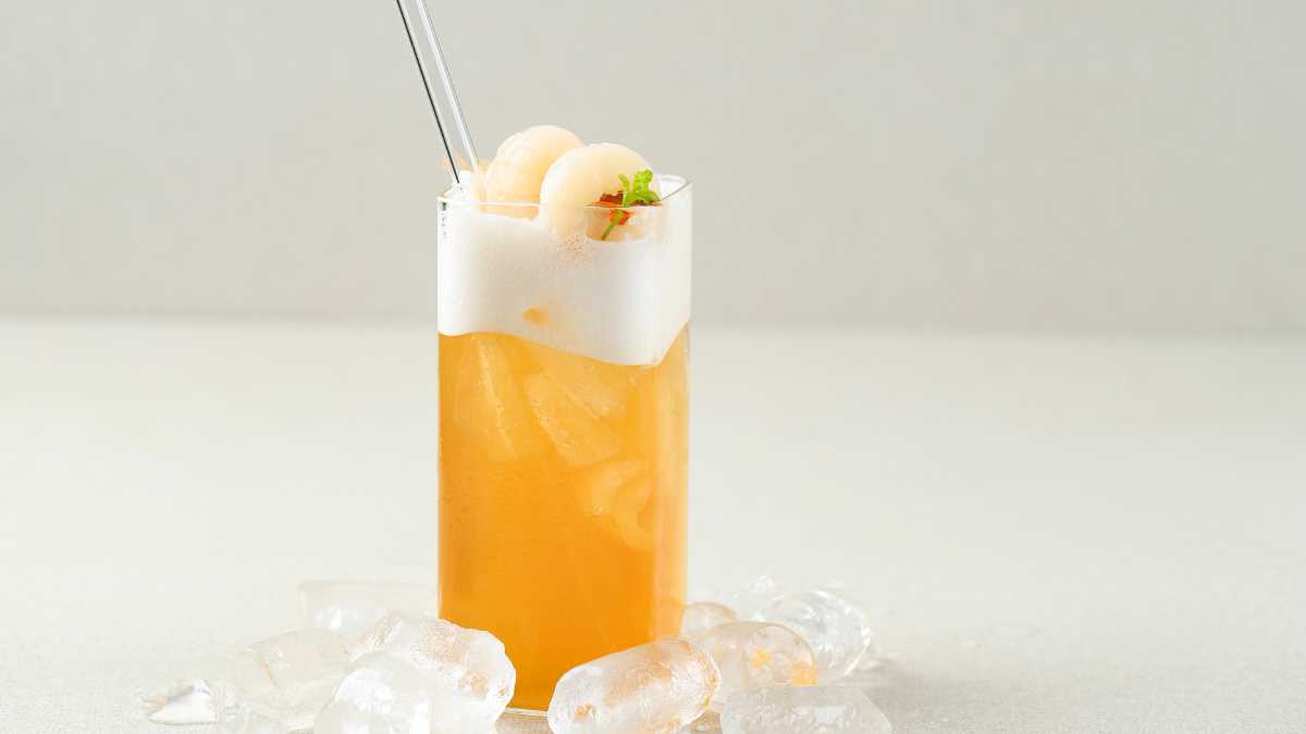 Hai ly trà vải: một ly dùng vải Lotus, một ly không topping