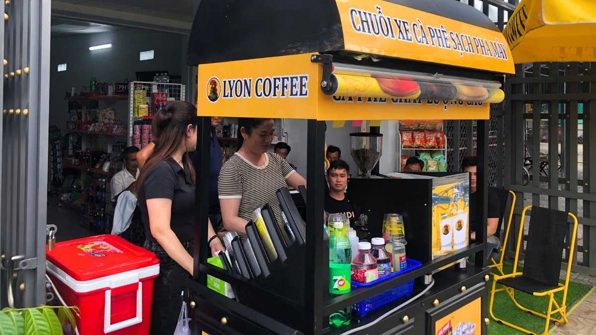 Xe cà phê sạch pha máy Lyon Coffee phục vụ khách hàng tại Vĩnh Phúc
