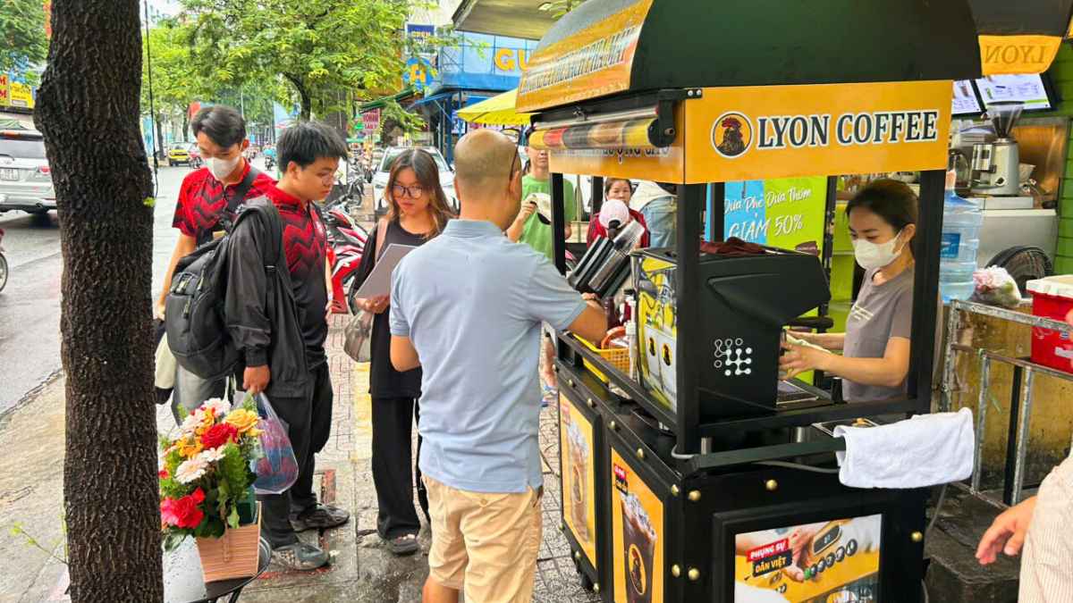 So sánh xe mái vòm chuyên nghiệp với mô hình xe mini take-away.