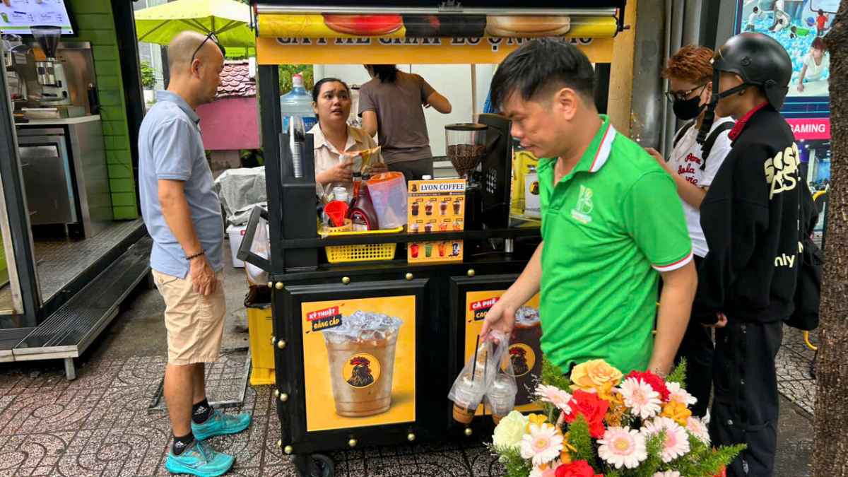 Xe mái vòm cao cấp, nhận diện thương hiệu nổi bật.